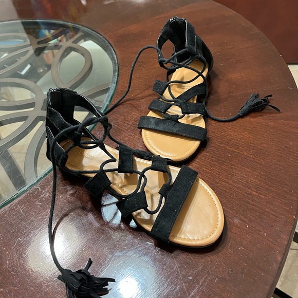 Gladiator Women's black flat sandals, size 8, worn once - Picture 2 of 8